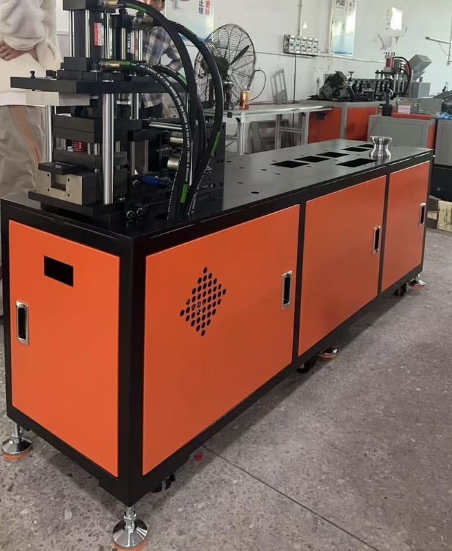 Machine voor het maken van een duurzaam automatisch luchtfilterraam met snijbuig